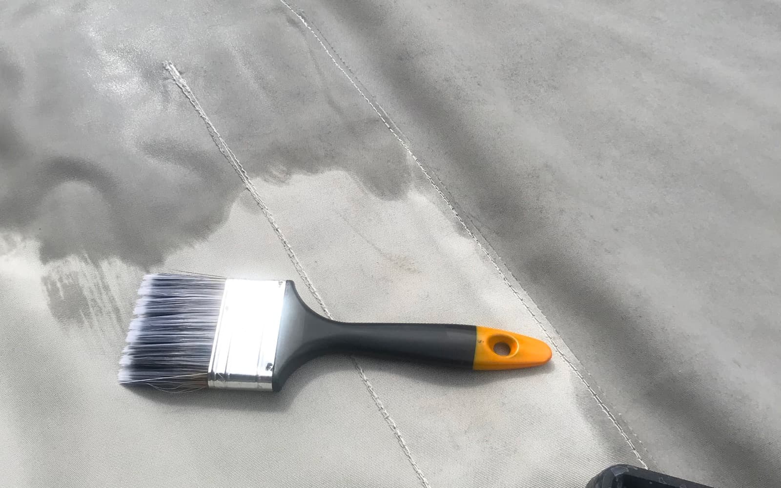 Påføring av impregnering på en båtkalesje med pensel
