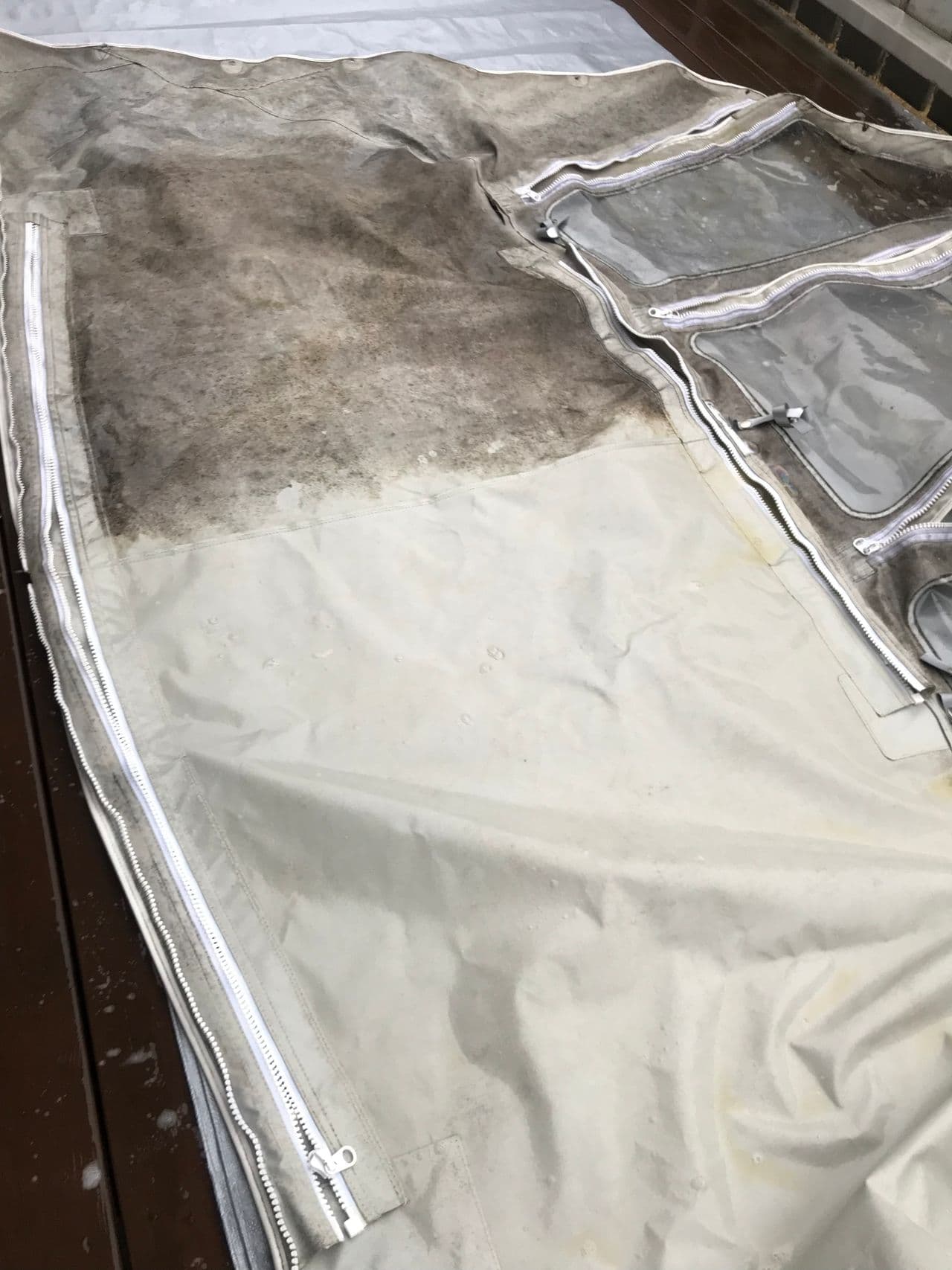 Båtkalesje under rens med tydelig forskjell mellom skitten og rengjort duk